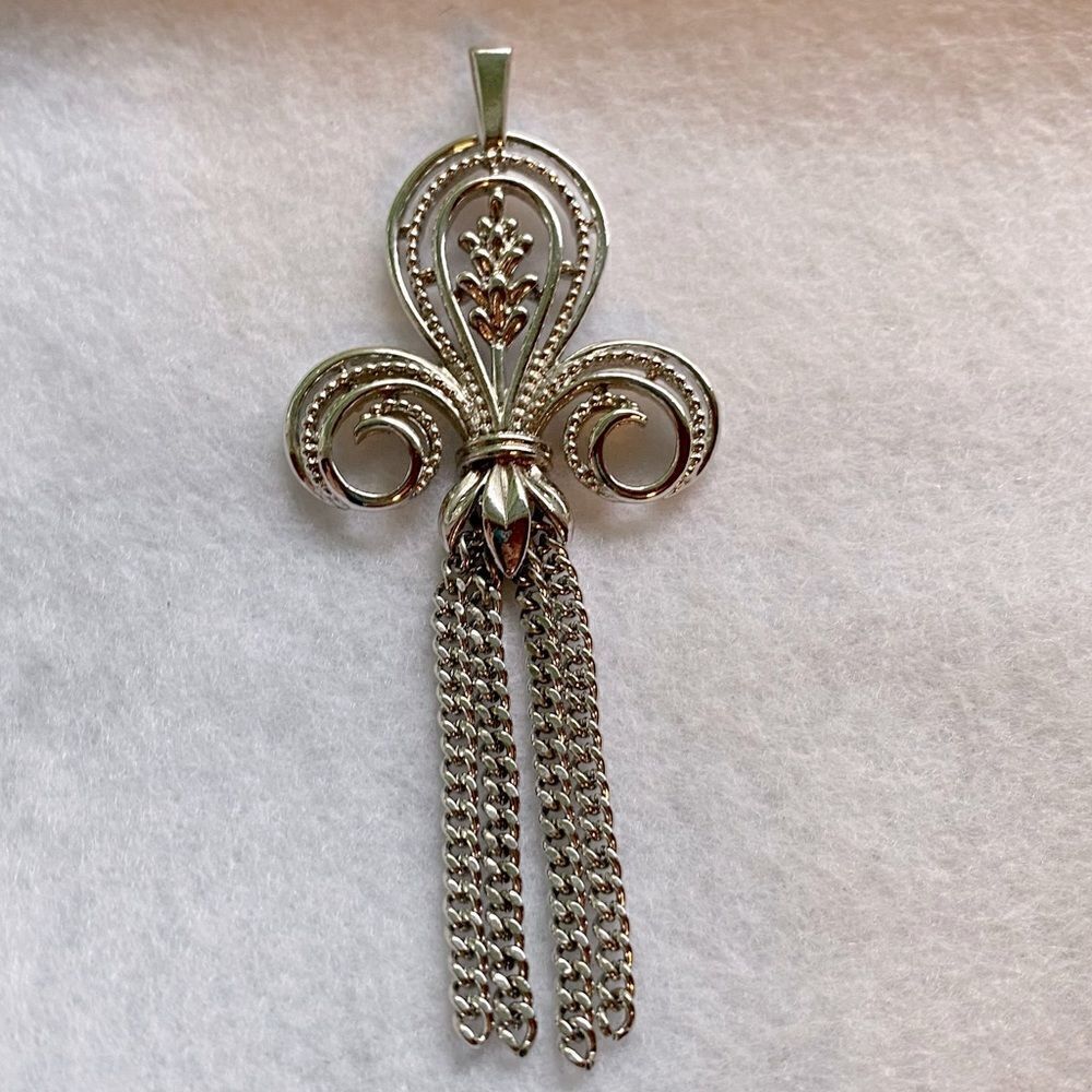 Vintage Sarah Coventry Fleur De Lis Pendant Tassel Long 3” Silver Tone.